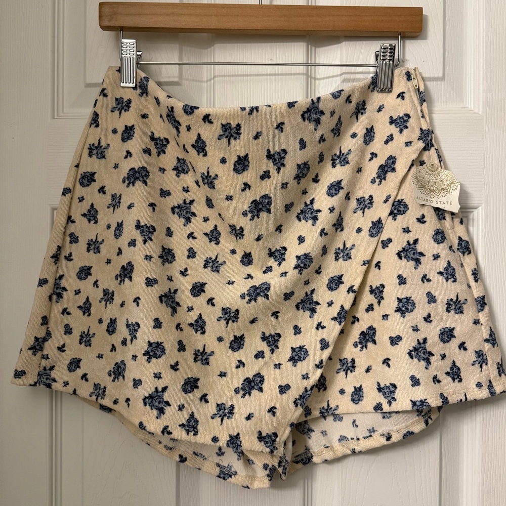 NWT Altar’d State tan/blue floral skort size XL